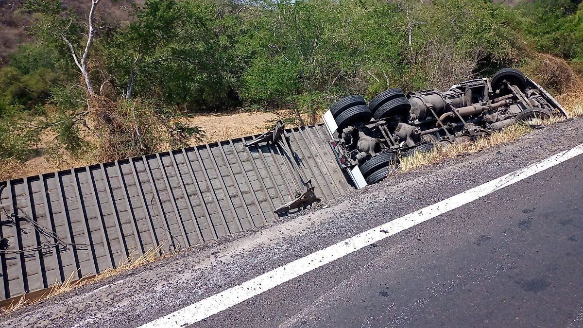 Conductor de tráiler se queda dormido y vuelca unidad sobre la carretera Izúcar-Cuautla